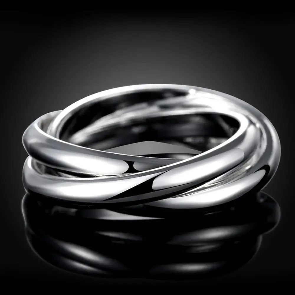 Anel feminino prateado com linhas cruzadas elegantes