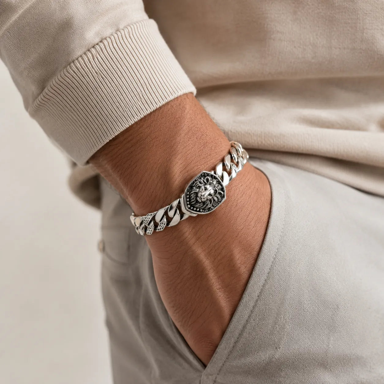 Pulseira em prata esterlina 925 com acabamento detalhado